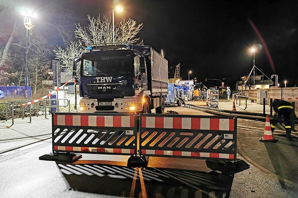 Vollsperrung der Strandstraße wegen einem THW-Einsatz am Niendorfer Hafen. Die Helfer pumpen Tausende von Litern von der Aalbeek in den Hafen.