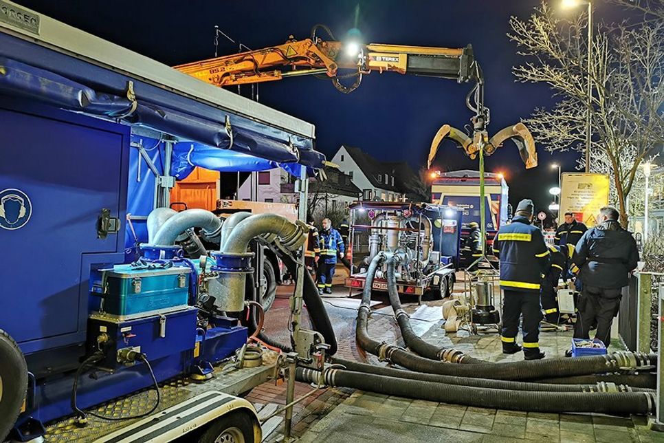 Mit den großen Hochleistungspumpen des THWs können bis zu 24.000 Liter Wasser pro Minute in den Niendorfer Hafen gepumpt werden.