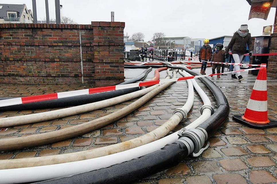 Durch lange Schläuche wird das Wasser aus der Aalbeek mit Hochleistungspumpen des THWs in den Niendorfer Hafen gepumpt.
