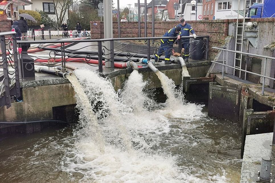 Durch lange Schläuche wird das Wasser aus der Aalbeek mit Hochleistungspumpen des THWs in den Niendorfer Hafen gepumpt.