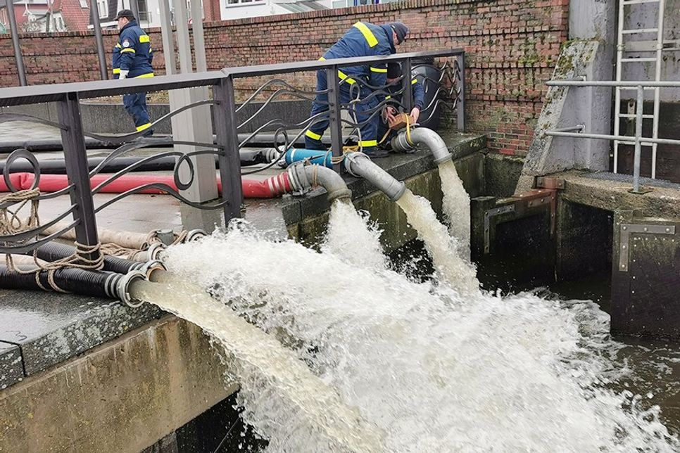 Durch lange Schläuche wird das Wasser aus der Aalbeek mit Hochleistungspumpen des THWs in den Niendorfer Hafen gepumpt.