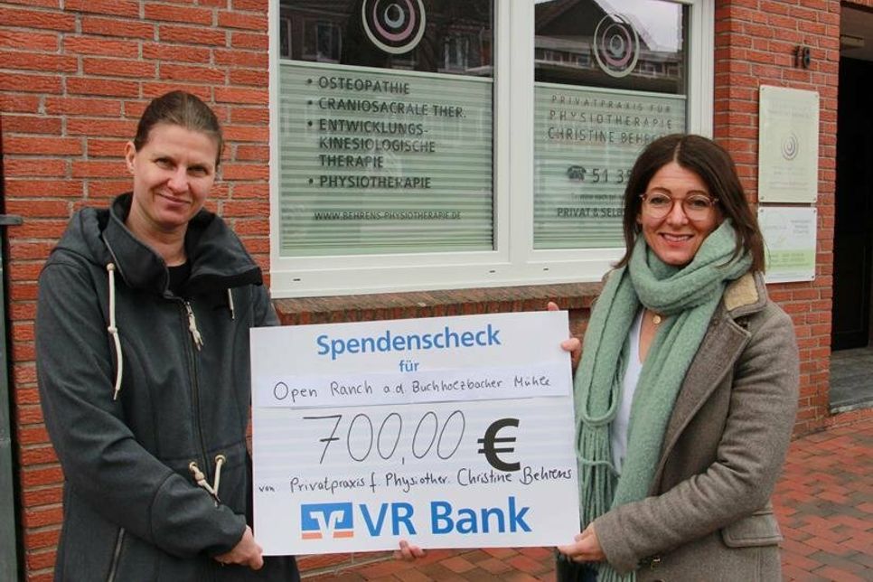 Fluthelferin Annabell Reum (lks) freut sich über die Unterstützung durch Christine Behrens und deren Patienten.