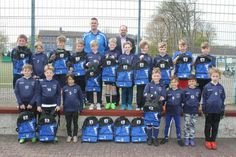 Die Mannschaft mit Trainer Sascha Grell und Dirk Wacker (hi. re.) von der VR Bank.