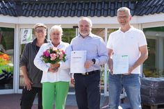 Angela Langfeldt (2. v. lks.) wurde mit Blumen, Geschenken und lieben Worten für das 25-jährige Mitarbeiterjubiläum von Baucenterleiter Holger Werner (3. v. lks.) und den Kolleginnen und Kollegen geehrt.