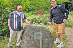 Stephan Arbeau und Philipp Loose am Gedenkstein im Lawrence-Garten im Eutiner Seepark.