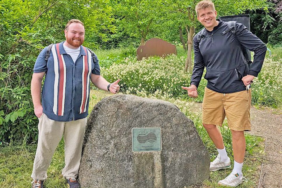 Stephan Arbeau und Philipp Loose am Gedenkstein im Lawrence-Garten im Eutiner Seepark.