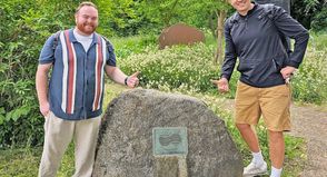 Stephan Arbeau und Philipp Loose am Gedenkstein im Lawrence-Garten im Eutiner Seepark.