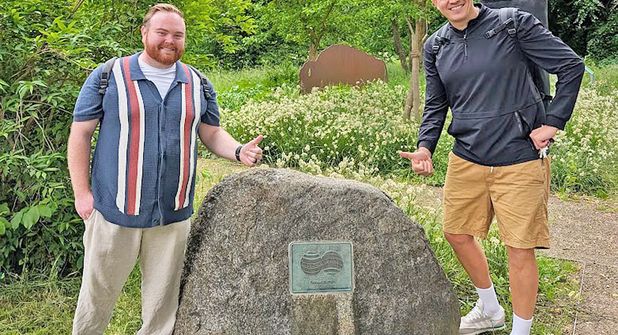Stephan Arbeau und Philipp Loose am Gedenkstein im Lawrence-Garten im Eutiner Seepark.