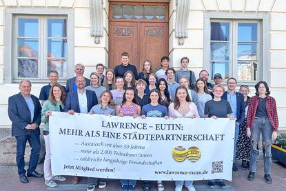 Gruppenfoto vor dem Rathaus nach dem Empfang durch Bürgermeister Radestock und Bürgervorsteherin Loose.