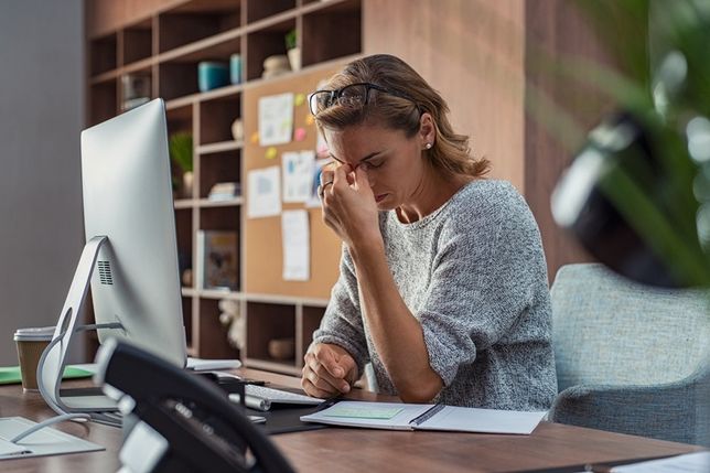 Lange Bildschirmarbeit kann für die Augen anstrengend sein. Regelmäßige Pausen und kleine Übungen können helfen, die Augen zu entlasten.