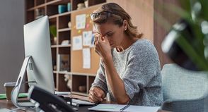 Lange Bildschirmarbeit kann für die Augen anstrengend sein. Regelmäßige Pausen und kleine Übungen können helfen, die Augen zu entlasten.