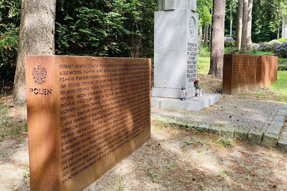 Denkmal auf dem Cap-Arcona-Friedhof in Haffkrug.