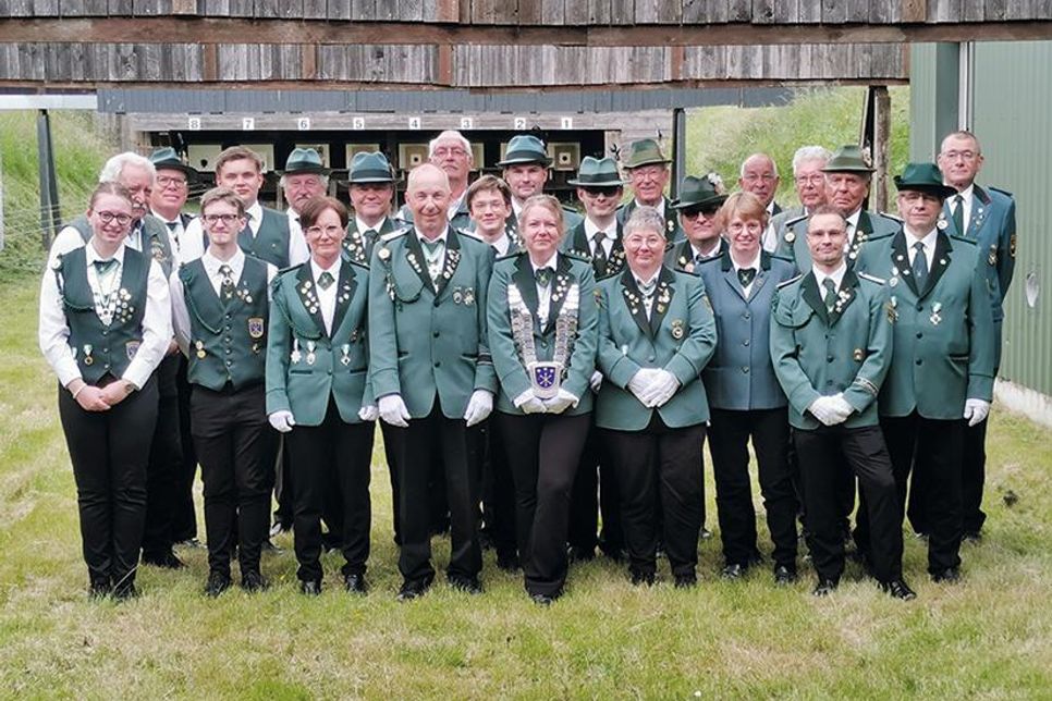 Die Stockelsdorfer Schützen nach ihrem diesjährigen Königsschuss.