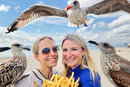 Lassen sich ungern „die Butter vom Brot nehmen“: Die reporter-Podcasterinnen und -Redakteurinnen Kristina Kolbe (lks.) und Gesche Muchow sprechen heute auch über die heimische Vogelwelt und ihre Eigenarten.