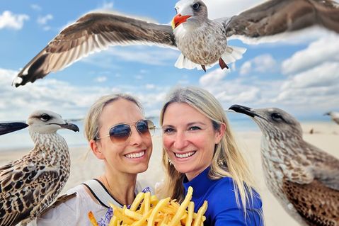Lassen sich ungern „die Butter vom Brot nehmen“: Die reporter-Podcasterinnen und -Redakteurinnen Kristina Kolbe (lks.) und Gesche Muchow sprechen heute auch über die heimische Vogelwelt und ihre Eigenarten.