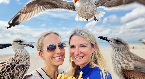 Lassen sich ungern „die Butter vom Brot nehmen“: Die reporter-Podcasterinnen und -Redakteurinnen Kristina Kolbe (lks.) und Gesche Muchow sprechen heute auch über die heimische Vogelwelt und ihre Eigenarten.