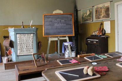 Wie schon in den Vorjahren kann auch am 18. Mai zum Museums-Café im Dorf- und Schulmuseum Schönwalde in den alten Schulbänken oder dem gemütlichen Sofa Platz genommen und hausgemachte Kuchen und Torten genossen werden.