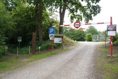 Auf dem jetztigen Parkplatz in der Professor-Haas-Straße soll der Neubau des Feuerwehrgerätehauses entstehen.