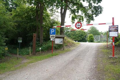 Auf dem jetztigen Parkplatz in der Professor-Haas-Straße soll der Neubau des Feuerwehrgerätehauses entstehen.