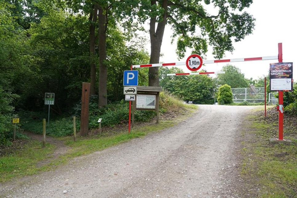 Auf dem jetztigen Parkplatz in der Professor-Haas-Straße soll der Neubau des Feuerwehrgerätehauses entstehen.