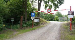 Auf dem jetztigen Parkplatz in der Professor-Haas-Straße soll der Neubau des Feuerwehrgerätehauses entstehen.