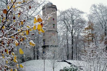 Monika Grebien hat mit dem Elisabethturm auf dem verschneiten Bungsberg und den feinen Farbakzenten ein besonders stimmiges Wintermotiv geschaffen.