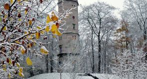 Monika Grebien hat mit dem Elisabethturm auf dem verschneiten Bungsberg und den feinen Farbakzenten ein besonders stimmiges Wintermotiv geschaffen.