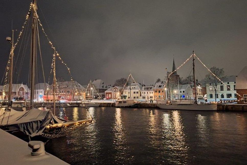 Mit feinem Gespür für Licht und Spiegelungen hat Silke Steen die fast märchenhafte Abendstimmung im winterlichen Hafen von Neustadt eingefangen.