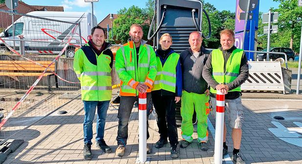 Das Team der Firma Karl Steiger GmbH, das im Auftrag von E.ON Drive die Ladestation errichtet.