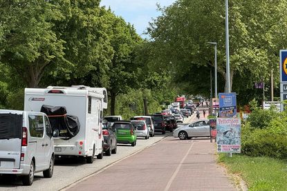 Auch ohne Baustelle gerät der Verkehr während der Stoßzeiten in der Eutiner Straße regelmäßig ins Stocken. Aktuelle Informationen zur Baustelle sind unter www.swnh.de/baustellen zu finden.