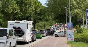 Auch ohne Baustelle gerät der Verkehr während der Stoßzeiten in der Eutiner Straße regelmäßig ins Stocken. Aktuelle Informationen zur Baustelle sind unter www.swnh.de/baustellen zu finden.
