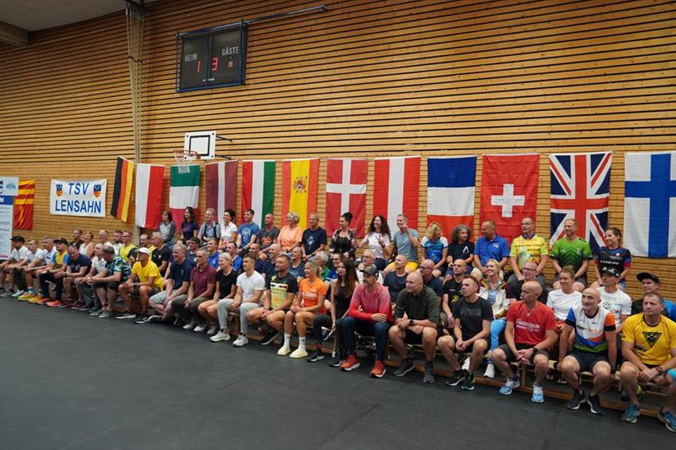 Double- und Triple-Ultra-Triathlon sowie 24-Stunden-Lauf: Die Athletinnen und Athleten bei der Vorstellung am Donnerstag.