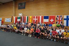 Double- und Triple-Ultra-Triathlon sowie 24-Stunden-Lauf: Die Athletinnen und Athleten bei der Vorstellung am Donnerstag.
