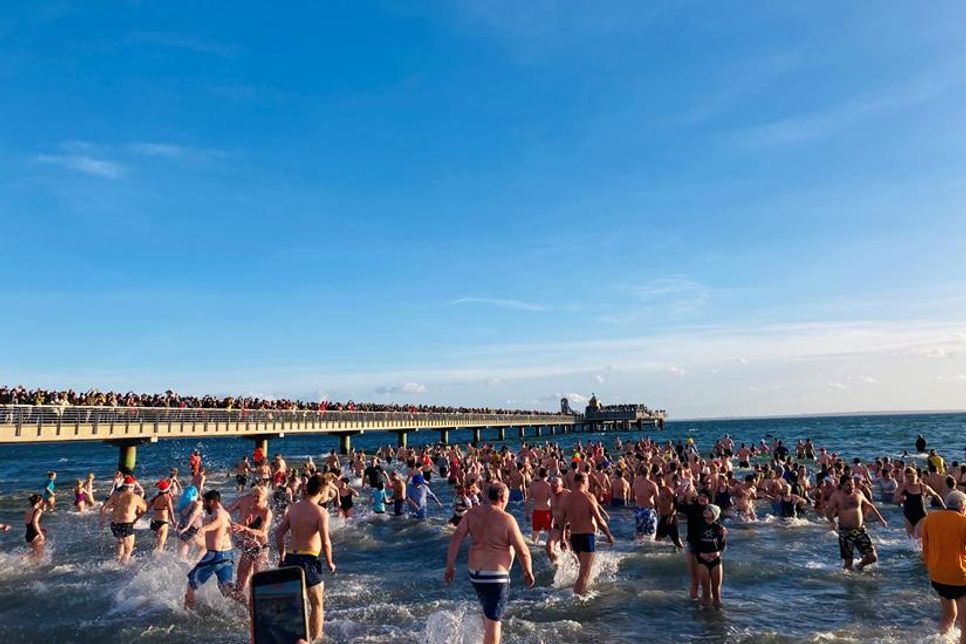 Das Neue Jahr begrüßen alle Unerschrockenen mit einem Sprung in die erfrischenden Fluten der Ostsee.