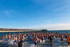 Das Neue Jahr begrüßen alle Unerschrockenen mit einem Sprung in die erfrischenden Fluten der Ostsee.