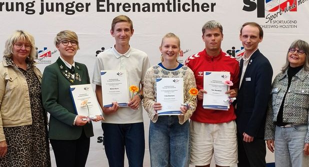 Erneute Auszeichnung für Frida Seemann und Michel Storm (Mitte).