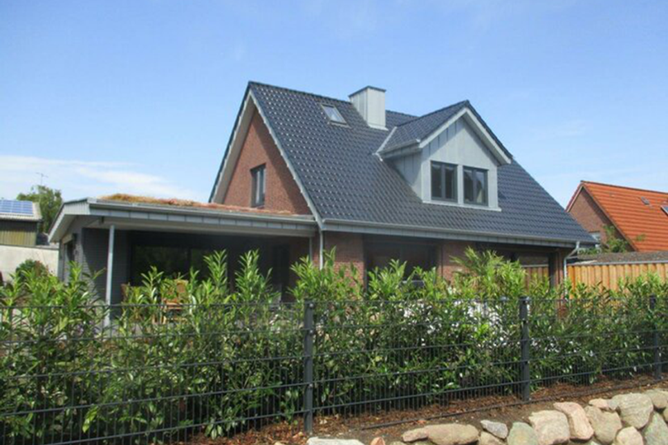 Egal ob Steildacheindeckung, Flachdachsanierung, Gründach oder Gauben - der Meisterbetrieb ist ein verlässlicher Partner rund ums Dach. (Foto: Volker Friedrichsen)