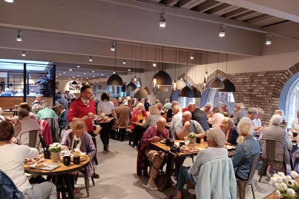 Den Gästen wurde auf dem Frühjahrsfest bei Kaffee und Kuchen ein abwechslungsreiches Unterhaltungsprogramm geboten.