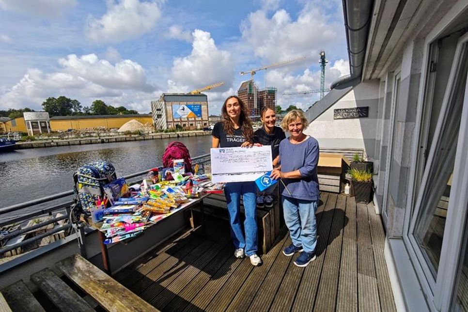 Die 1. Vorsitzende des Kinderschutzbundes Ostholstein, Mechtild Piechulla (re.), nimmt dankend die Geld- und Sachspenden vom „Waterkant“-Team entgegen.
