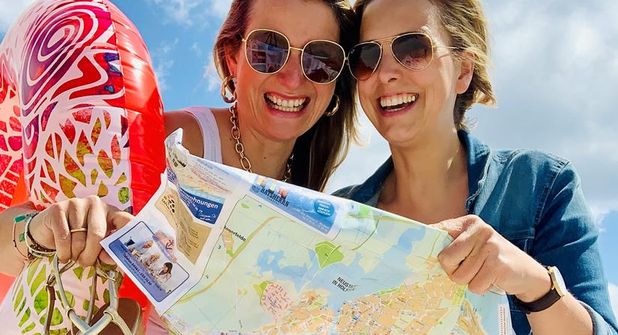 Haben sich in dieser Woche in Altratjensdorf als reporter-Verteilerinnen betätigt: Gesche Muchow (lks.) und Kristina Kolbe.