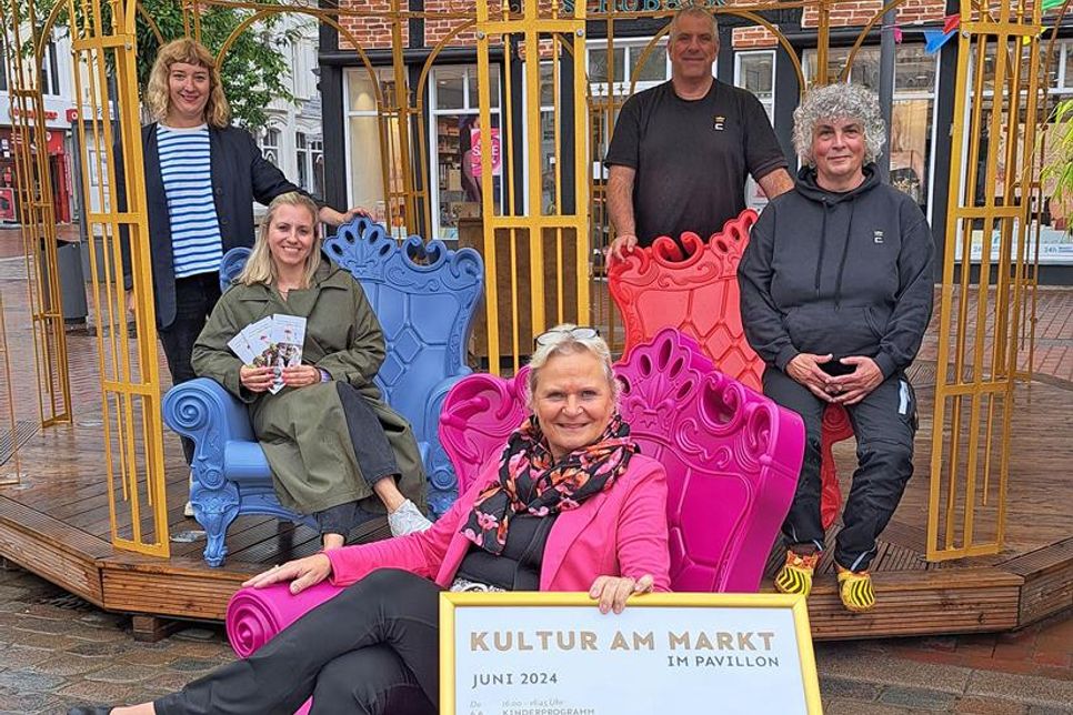 Die Malenter Sängerin Lene Krämer (vorne) bespielt die Pavillon-Bühne am 25. Juli. Karolina Osowski, Julia Matthiensen, Torsten Medloff und Eva Staege (hinten, v.l.) von der Eutin Tourismus GmbH stellen die Events auf die Beine.