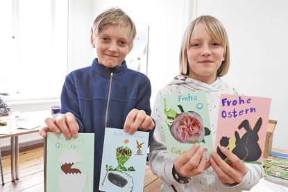 Kaj und Lilly haben ganze Arbeit geleistet: Im Rahmen der Aktion „Post mit Herz“ gestalteten die Geschwister Osterkarten, ein handgeschriebener Gruß war inklusive.