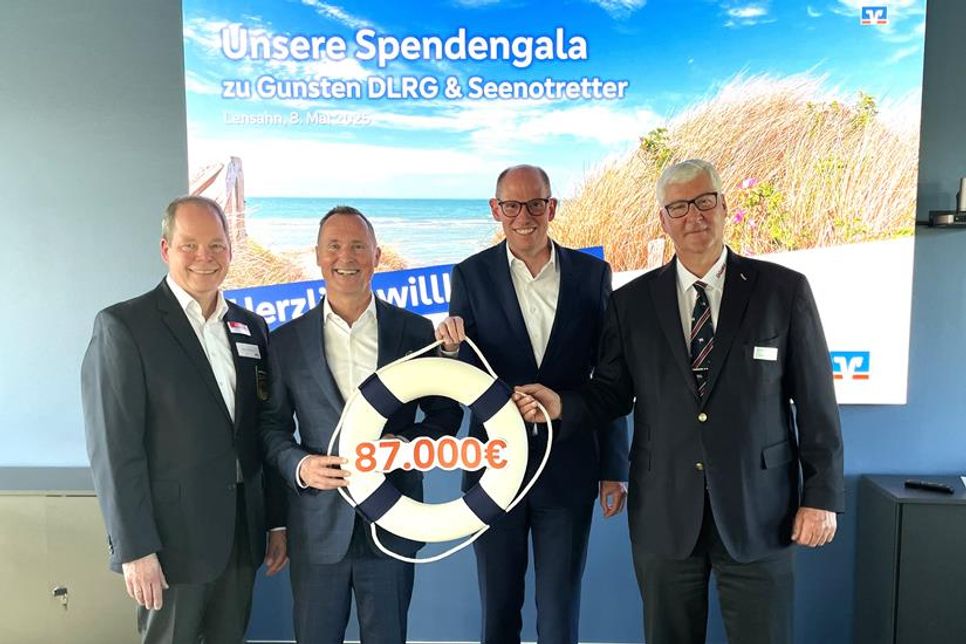 André Tschirner, Präsident DLRG Landesverband Schleswig-Holstein, Lars Nissen und Dirk Dejewski, Co-Vorstandssprecher und Lars Carstensen, Vorsitzer der DGzRS - Die Seenotretter (v. lks.).