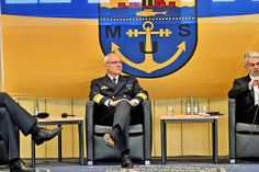 Professor Carlo Masala, der Inspekteur der Marine und oberster truppendienstlicher Vorgesetzter der Seestreitkräfte der Bundesrepublik, Vizeadmiral Jan Christian Kaack, und Schul-Kommandeur Kapitän zur See Edgar Behrends (v. r.) gingen im Anschluss auf verschiedene Fragen aus dem Publikum ein.
