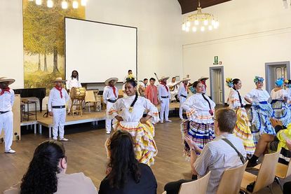 Die Tanzgruppe aus Kolumbien beeindruckte mit temperamentvollen Rhythmen und traditionellen Gewändern. (Foto: Ameos)