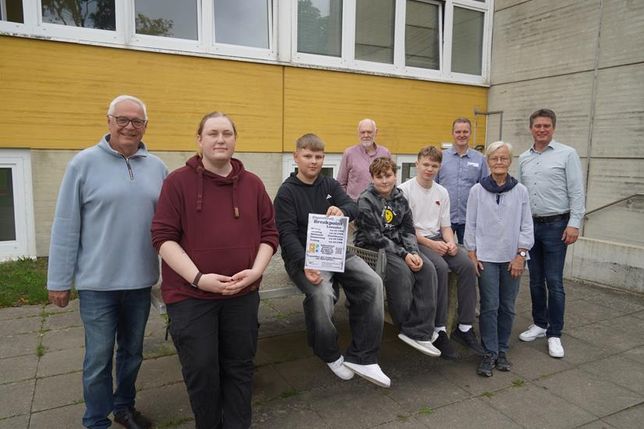 Amtsausschussmitglied Jens Puschmann, Kinder- und Jugendberaterin Nicky Gradert, einige Jugendliche sowie Bürgermeister Damlos Reiner Wolter, Bürgermeister Kabelhorst Sven Prüss, Amtsausschussmitglied Angelika Kundy und Amtsvorsteher Michael Robien bei der Einweihung vom neuen Jugendtreff (v. lks.)