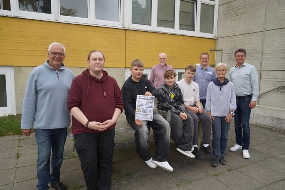 Amtsausschussmitglied Jens Puschmann, Kinder- und Jugendberaterin Nicky Gradert, einige Jugendliche sowie Bürgermeister Damlos Reiner Wolter, Bürgermeister Kabelhorst Sven Prüss, Amtsausschussmitglied Angelika Kundy und Amtsvorsteher Michael Robien bei der Einweihung vom neuen Jugendtreff (v. lks.)