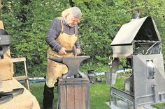 Den Kunsthandwerkern kann bei ihrer Arbeit über die Schulter geschaut werden.