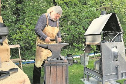 Den Kunsthandwerkern kann bei ihrer Arbeit über die Schulter geschaut werden.