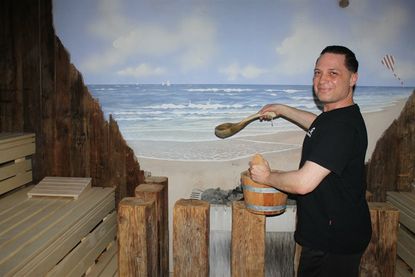 Saunameister Dino Di Iorio bei einem Aufguss in der finnischen Sauna.